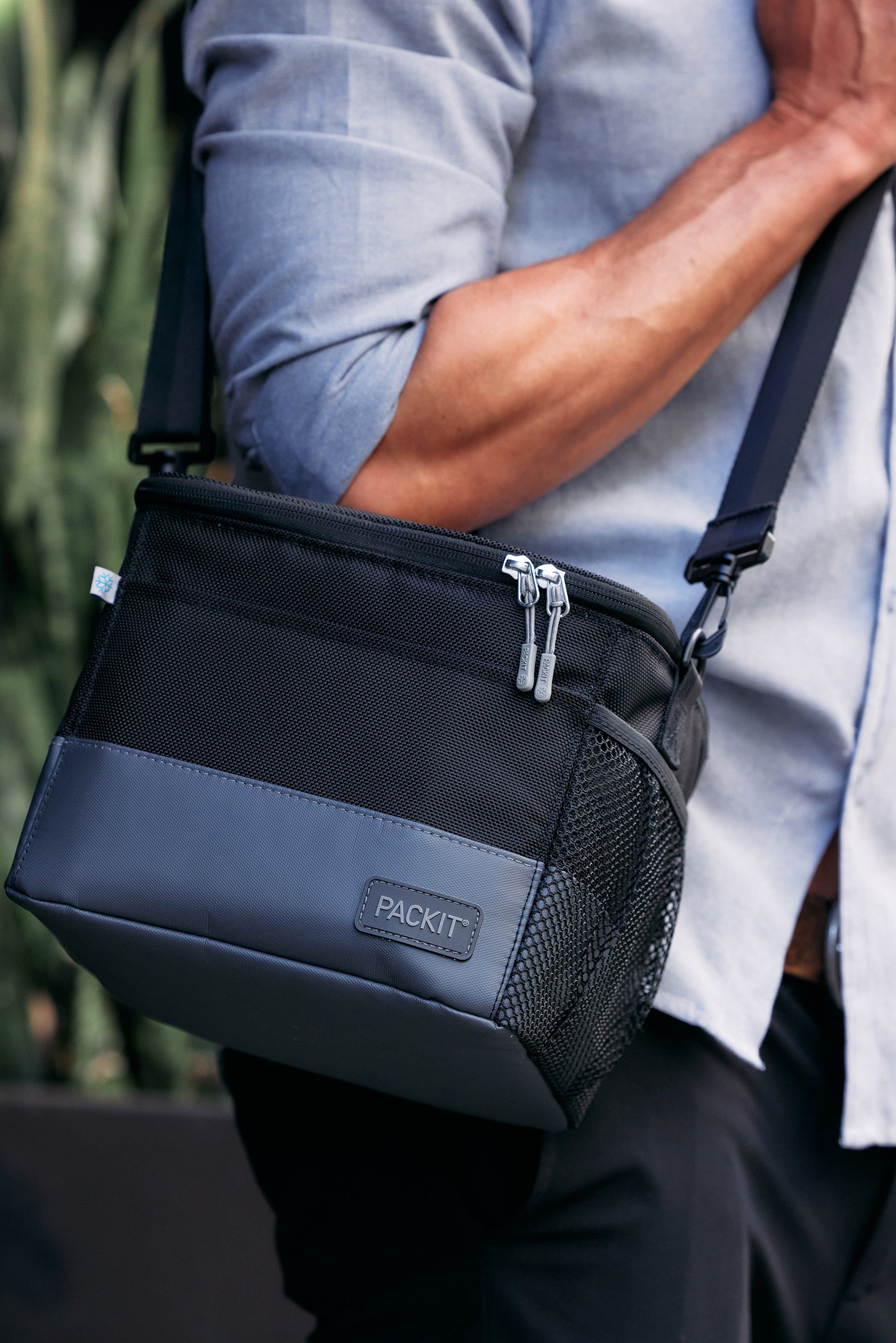 freezable-lunch-pail-f5 freezable-upright-lunch-pail-black-gray-lifestyle-male-city.jpg