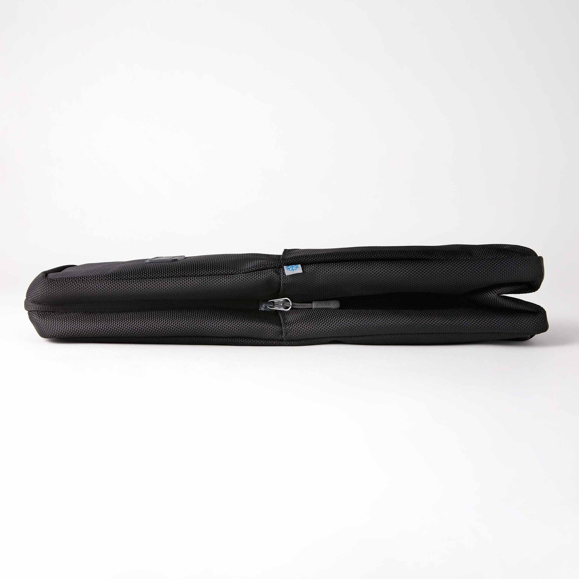 freezable-wine-carrier-m9 freezable-wine-carrier-black-ecofreeze-plus-flat.jpg