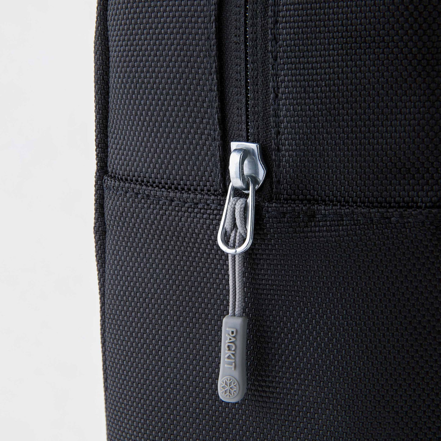 freezable-wine-carrier-m9 freezable-wine-carrier-black-ecofreeze-plus-zoom-zipper-pull.jpg