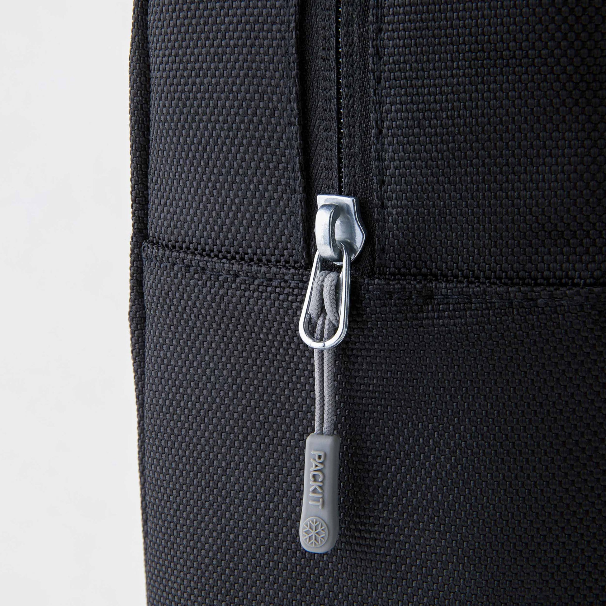 freezable-wine-carrier-m9 freezable-wine-carrier-black-ecofreeze-plus-zoom-zipper-pull.jpg